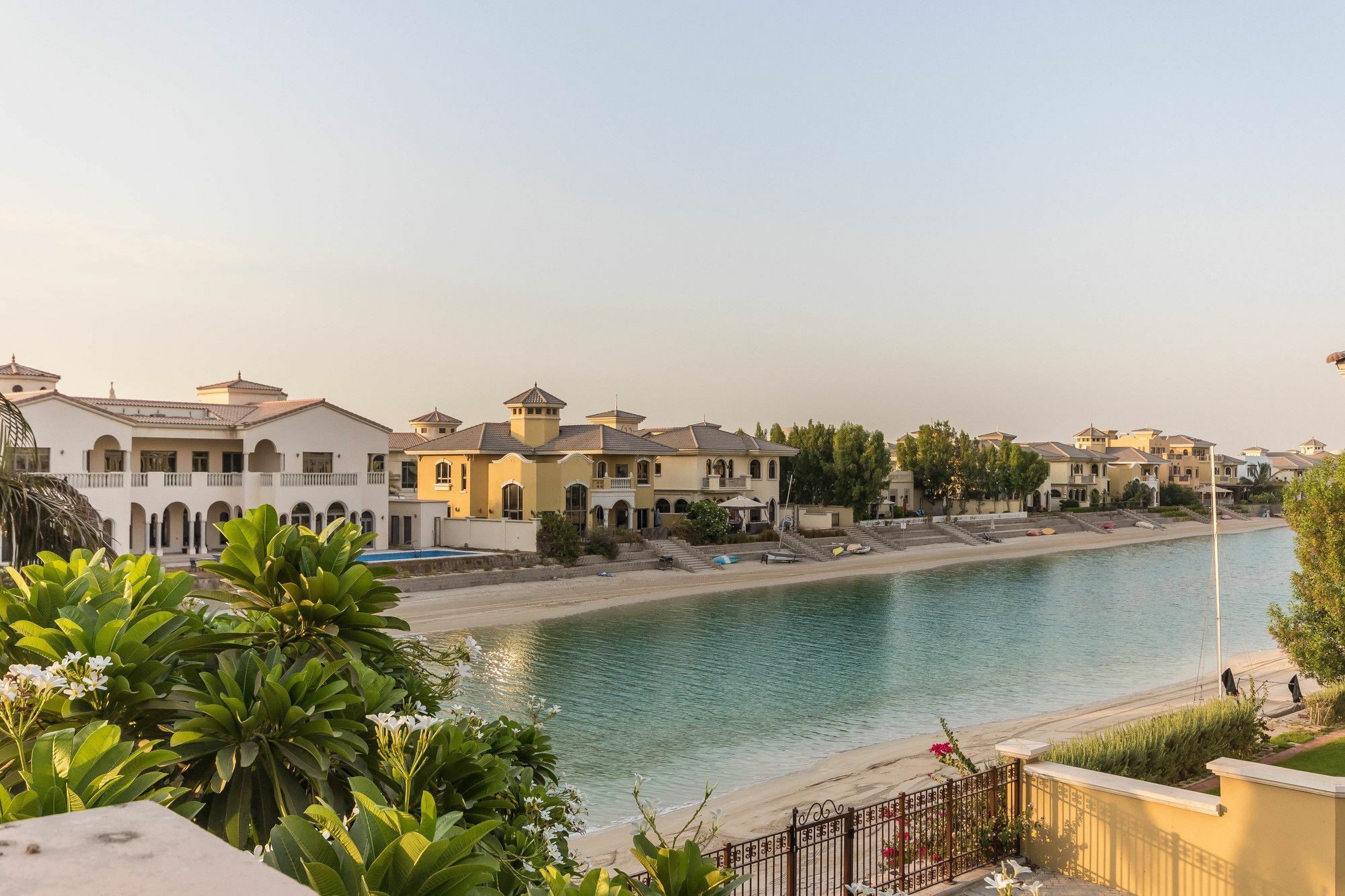 Yanjoon Holiday Homes - Palm Jumeirah Frond A Villas Dubái Exterior foto