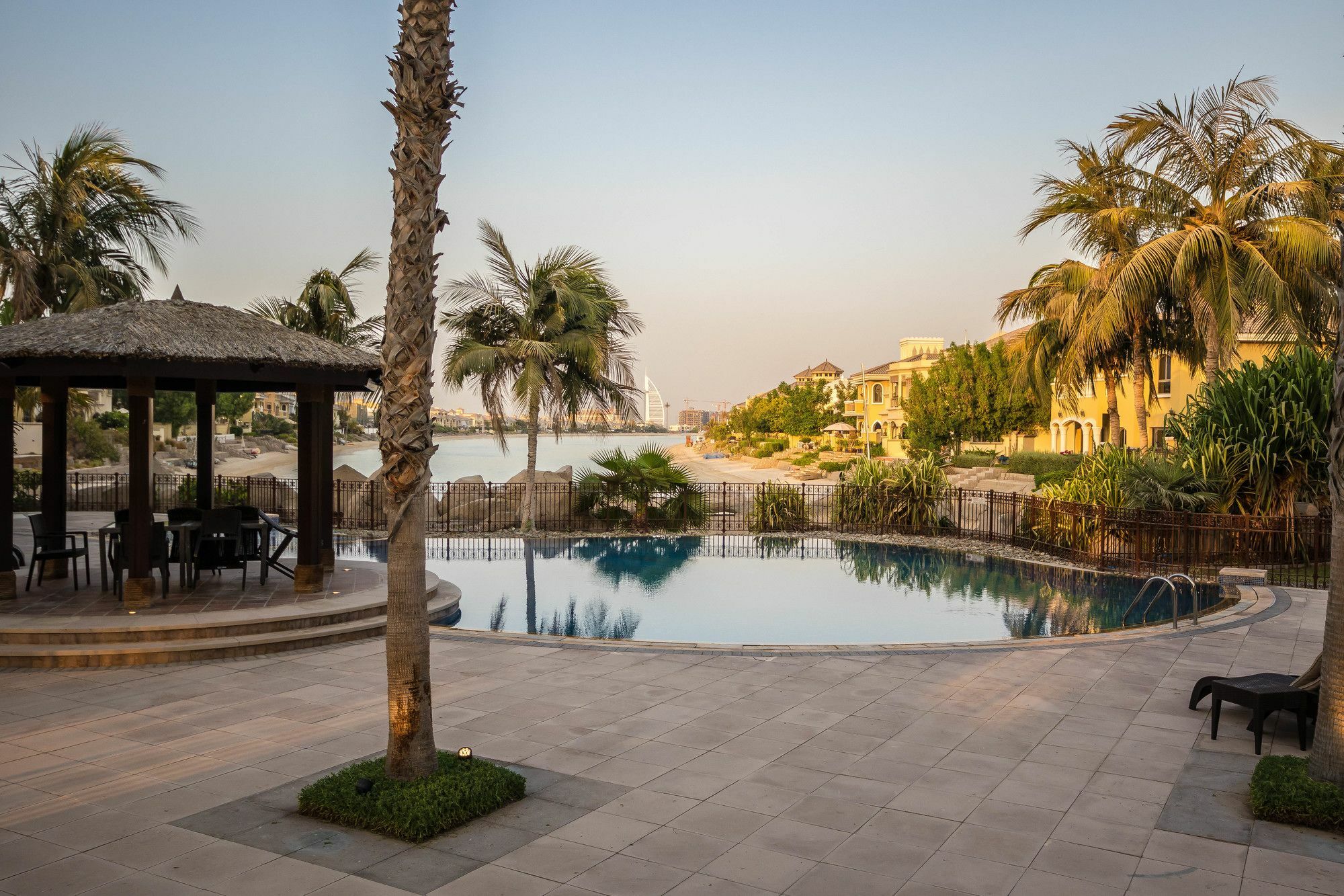 Yanjoon Holiday Homes - Palm Jumeirah Frond A Villas Dubái Exterior foto